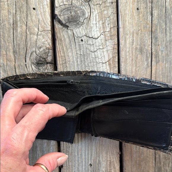 Black Crocodile Embossed Card Holder - Picture 4 of 14